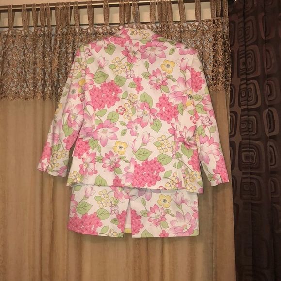 Beautiful TAHARI suit - Picture 2 of 8